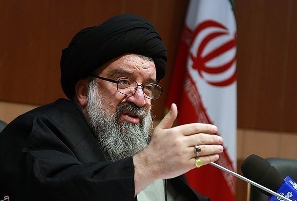 احمد خاتمی: برخی می گویند، مذاکرات جامع و مستقیم با آمریکا داشته باشیم به این معنا که در موضوع موشکی هم مذاکره کنیم / رندی کردند و گفتند «دلسوزانه یک چیز گفتیم»؛ با مطرح کردن وحدت ملت تفرقه افکنی کردند حال آنکه وحدت فقط زیرپرچم ولایت فقیه است / اتحاد به مفهوم «همه با من نیست» بلکه «همه با هم زیر پرچم ولایت فقیه» است