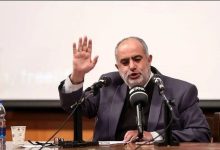 شمخانی» قصه‌ای درباره ترور خود برای ملت تعریف کرد که چون هیچ نسبتی با واقعیت ندارد، نمی‌توان توقع داشت که مردم باور کنند / می‌گوید «سه ساعت زیر آوار بودم، من را بیرون آوردند و این دستگاه را فوت می‌کنم، خدا را شکر! الان هم آمده‌ام راهپیمایی
