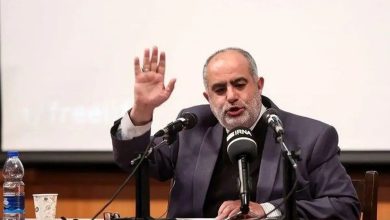 شمخانی» قصه‌ای درباره ترور خود برای ملت تعریف کرد که چون هیچ نسبتی با واقعیت ندارد، نمی‌توان توقع داشت که مردم باور کنند / می‌گوید «سه ساعت زیر آوار بودم، من را بیرون آوردند و این دستگاه را فوت می‌کنم، خدا را شکر! الان هم آمده‌ام راهپیمایی