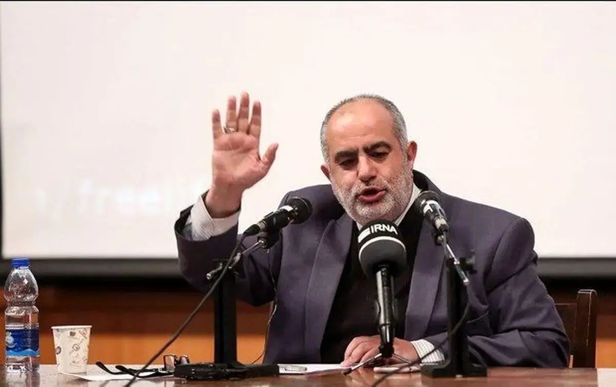 شمخانی» قصه‌ای درباره ترور خود برای ملت تعریف کرد که چون هیچ نسبتی با واقعیت ندارد، نمی‌توان توقع داشت که مردم باور کنند / می‌گوید «سه ساعت زیر آوار بودم، من را بیرون آوردند و این دستگاه را فوت می‌کنم، خدا را شکر! الان هم آمده‌ام راهپیمایی