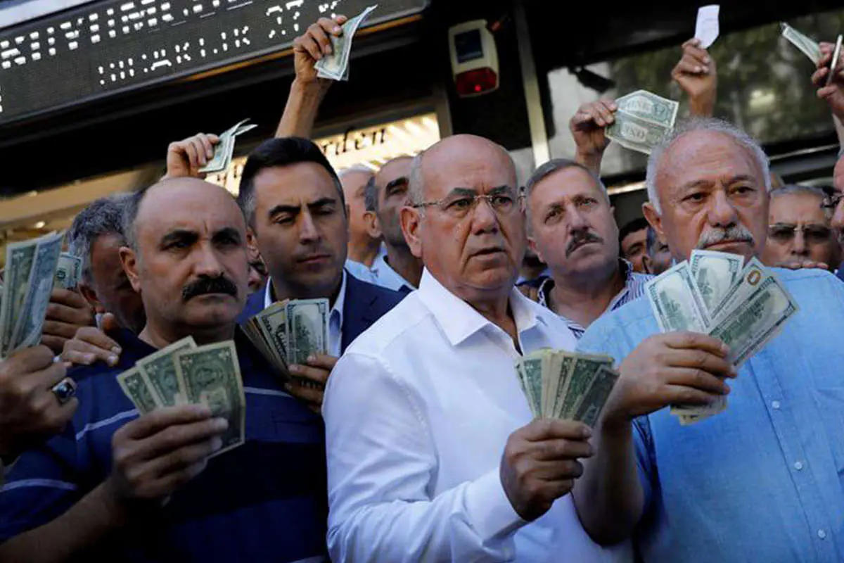 سر خریداران دلار‌ کلاه رفت