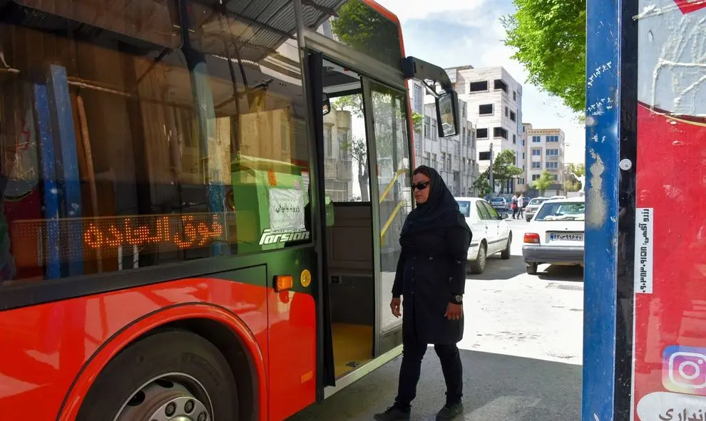 زاکانی زنان را از اتوبوسرانی منع کرد/سمیه گلپور، رئیس کانون عالی انجمنهای صنفی کارگران: منع رانندگی زنان توجیه قانونی ندارد