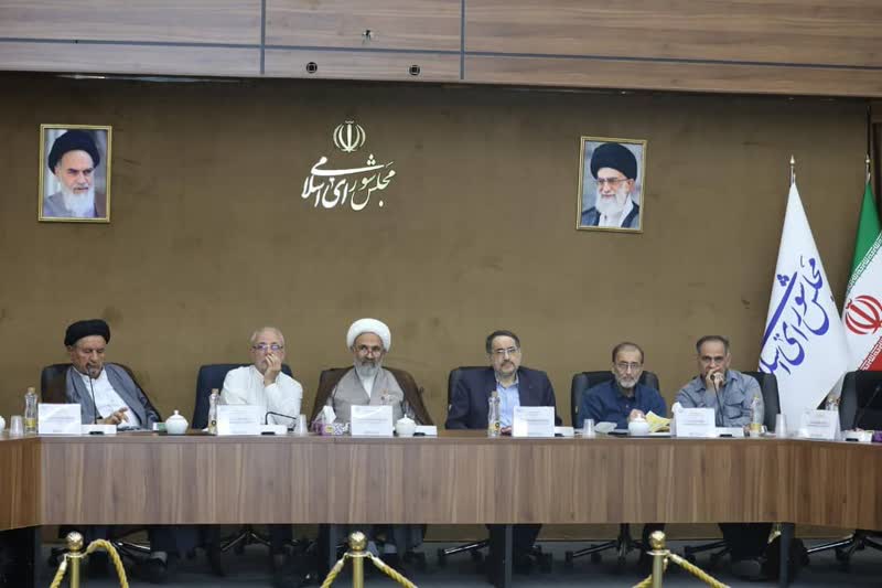 گزارش تصویری بیان مطالبات کارگری توسط گلپور رئیس کانون عالی انجمن‌های صنفی کارگران ایران در حضور اعضای کمیسیون اصل نود مجلس