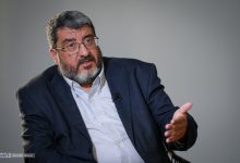 حمله روزنامه اصولگرا به فواد ایزدی/ او هیچ درکی از میدان ندارد و با تحقیر قوای نظامی ایران در زمین اسرائیل بازی می کند