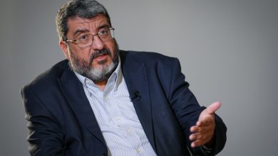 حمله روزنامه اصولگرا به فواد ایزدی/ او هیچ درکی از میدان ندارد و با تحقیر قوای نظامی ایران در زمین اسرائیل بازی می کند