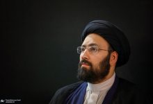 سید علی خمینی: متکی به شخص نباشیم/ نسبت به مبانی کوتاهی کرده‌ایم/ باید در نسل جوان خودمان به تقویت مبانی بپردازیم/ دشمنان را متوجه کنیم که اگر بزنید، می‌خورید