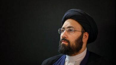 سید علی خمینی: متکی به شخص نباشیم/ نسبت به مبانی کوتاهی کرده‌ایم/ باید در نسل جوان خودمان به تقویت مبانی بپردازیم/ دشمنان را متوجه کنیم که اگر بزنید، می‌خورید