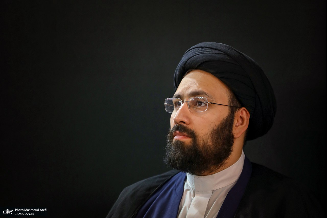 سید علی خمینی: متکی به شخص نباشیم/ نسبت به مبانی کوتاهی کردهایم/ باید در نسل جوان خودمان به تقویت مبانی بپردازیم/ دشمنان را متوجه کنیم که اگر بزنید، میخورید