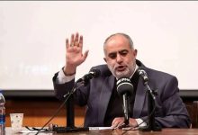 آن جلسه دو بخش داشت؛ «روحانی» مخالف تک‌نرخی شدن بود؛ می‌گفت هر نرخ‌گذاری‌ای موجب شکل گیری بازار‌های چندگانه خواهد شد/ در بخش تعیین قیمت، او بر نرخ ۳۹۰۰ مصوب مجلس در لایحه بودجه تاکید داشت، ولی در نهایت ۴۲۰۰ به وی تحمیل شد