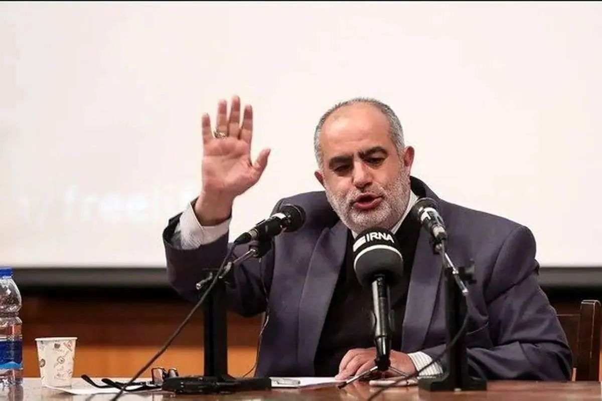 آن جلسه دو بخش داشت؛ «روحانی» مخالف تکنرخی شدن بود؛ میگفت هر نرخگذاریای موجب شکل گیری بازارهای چندگانه خواهد شد/ در بخش تعیین قیمت، او بر نرخ ۳۹۰۰ مصوب مجلس در لایحه بودجه تاکید داشت، ولی در نهایت ۴۲۰۰ به وی تحمیل شد