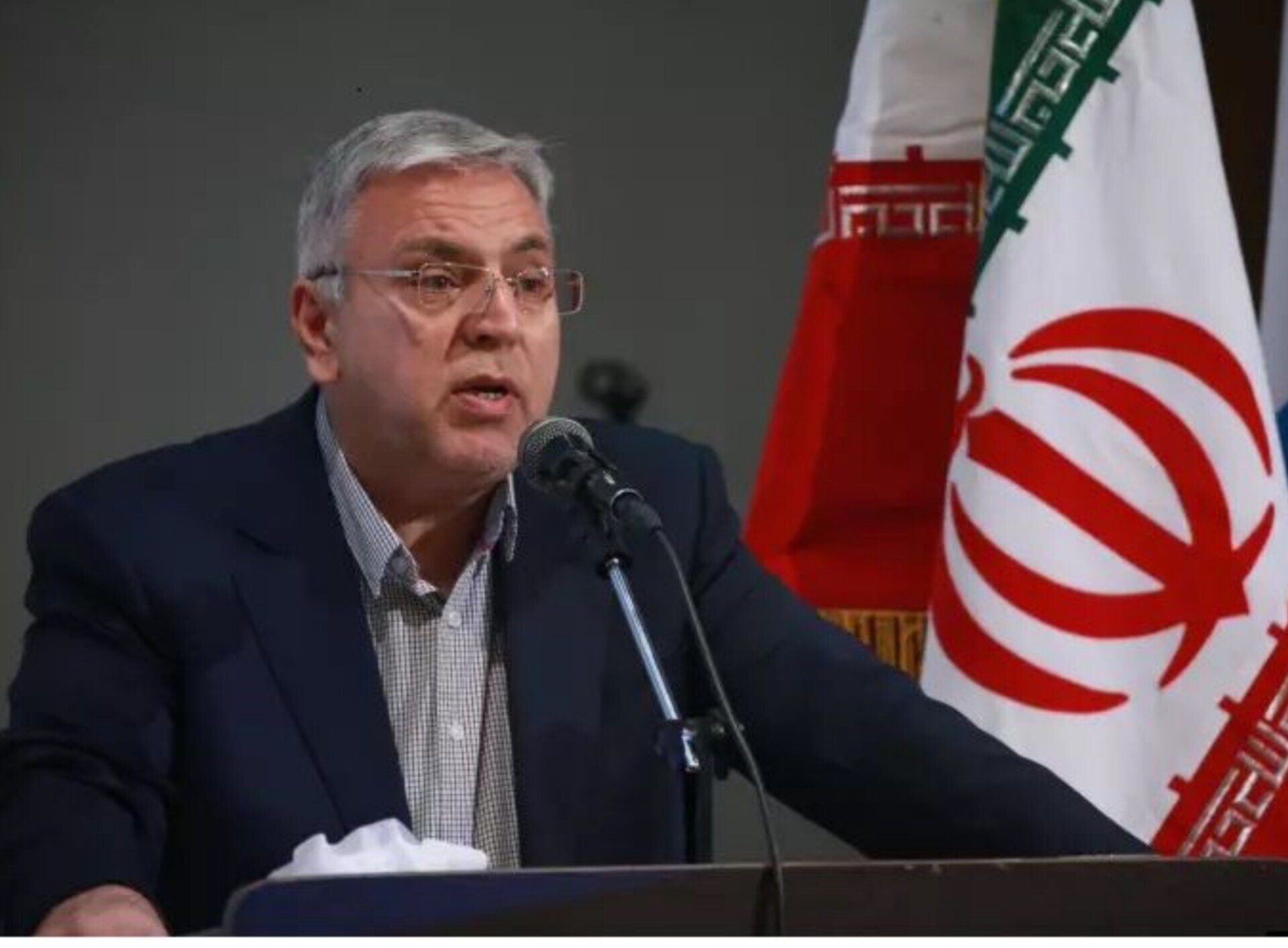 آقامیری، دانشمند هسته‌ای: ما به دنبال بمب [هسته‌ای] نیستیم، اگر اجازه می‌دادند ساخت آن برای ما مشکلی نبود/ هزینه نساختن بمب اتمی از ساخت آن بیشتر است، زیرا شرایط نگهداری مواد داغ سخت است / اگر بخواهند زیر میز بزنند، ما هم می‌زنیم