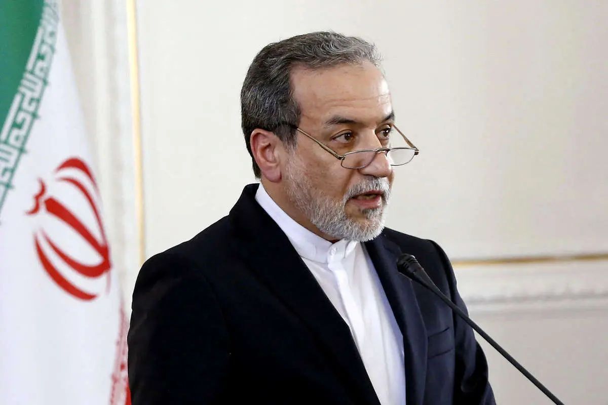 عراقچی: دیپلماسی در زیر آتش جنگ هم برقرار است/ ایرانیان حتی در سختترین گفتوگوها، زبان خویش را از تندی میپیرایند و در هر پاسخ، راهی برای ادامه ارتباط باقی میگذارند؛ آنها همواره باور داشتهاند که گفتوگو بخشی از قدرت است، نه جایگزین آن/ پنجره دیپلماسی برای ما، حتی در طوفانیترین روزها، گشوده و باقی است