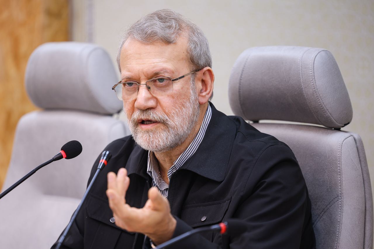 لاریجانی: برخی از زعمای سیاسی هنوز حساسیت موقعیت فعلی را درک نکردهاند؛ به محض رخ دادن یک حادثه راحت به جان هم میفتند و فضای کشور را به هم میریزند / خداوند گذشت را برای همین روزها گذاشته