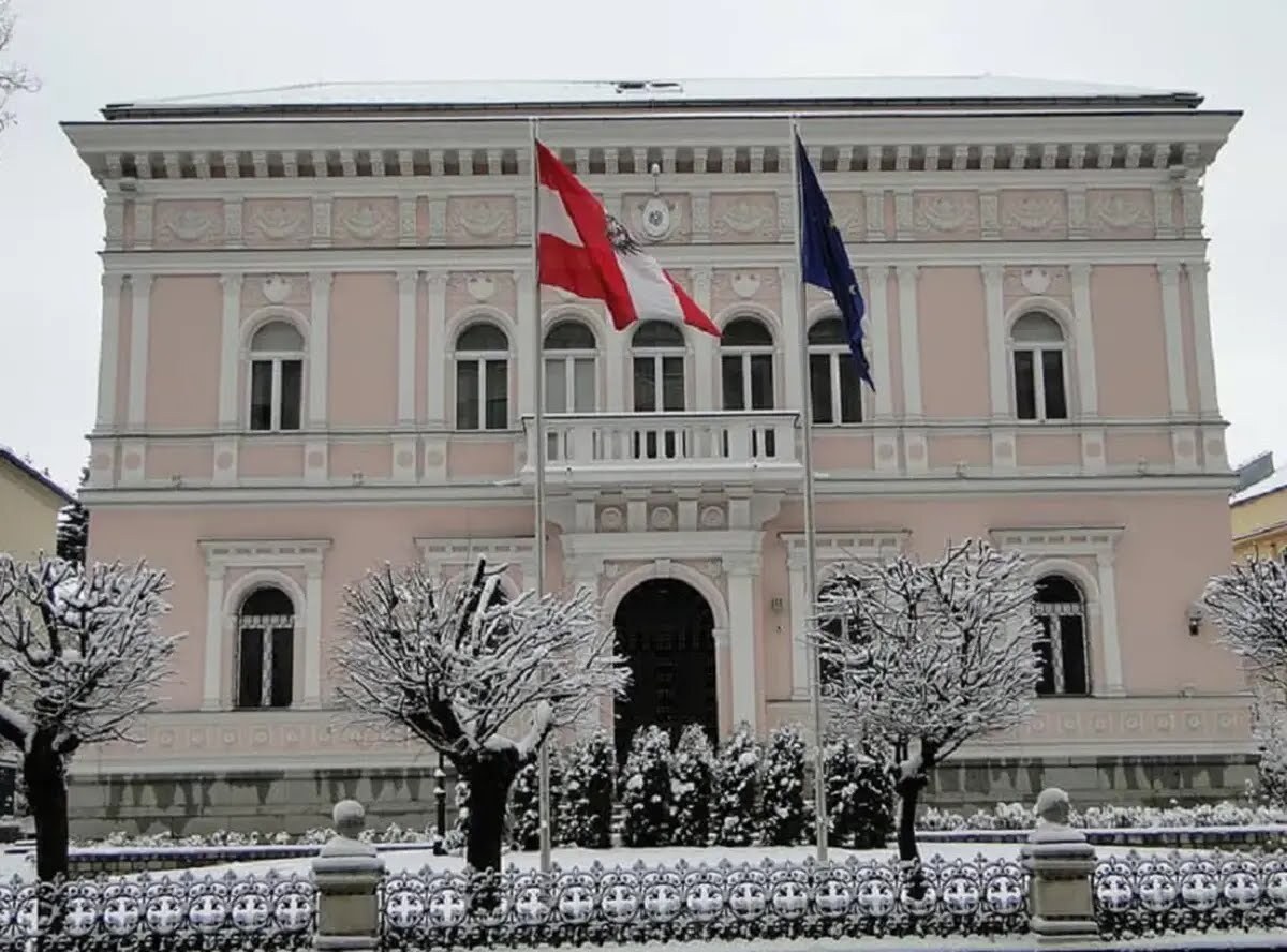 سفارت اتریش در ایران: خدمات کنسولی همچنان در حالت تعلیق هستند/ پیشبینی میشود سفارت از آذر ماه، مجدداً قادر به تأیید مدارک ایرانیان باشد