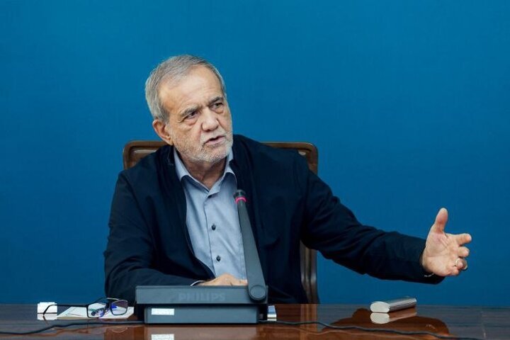 پزشکیان: عده ای سال ۱۴۰۱ به رهبری بی‌احترامی می‌کردند؛ سال ۱۴۰۴ در خیابان گفتند جانم فدای رهبر