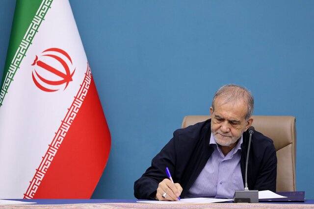 پزشکیان: ملتی که میخواهد زنده باشد باید کتاب را جدی بگیرد