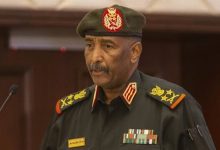 رئیس شورای حاکمیتی سودان: هرکس که می‌تواند سلاح در دست بگیرد باید برای جنگ در کنار ما بیاید