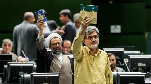 بگومگوی کوچک زاده با قالیباف/ حمله نماینده تندرو به ظریف و روحانی؛ صحبتهایشان نادانانه و از روی خباثت بود/ رئیس مجلس: خارج از دستور صحبت نکنید