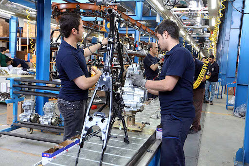 عضو کانون عالی انجمن هاي صنفي کارگران: بحران مزد و امنیت شغلی کارگران به نقطه هشدار رسیده