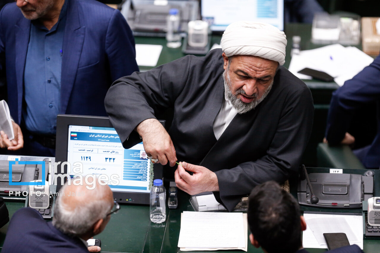 حمله مجدد رسایی به عارف با طرح یک ادعا؛ پیشنهاد لغو تابعیت فرزندش را دادم اما نپذیرفت و ناراحت شد/ مراکز امنیتی تابعیت فرزند آقای عارف را تایید کردند