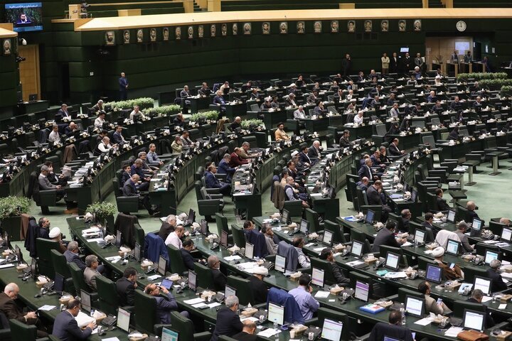 تذکر یک نماینده به پزشکیان درباره افزیاش قیمت بنزین؛ اگر فشار بیش از این بر مردم زیاد شود، زندگی آنها به کما میرود/ زنگنه: دست مجلس بسته نشده است