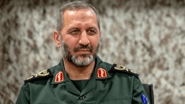 فرمانده نیروی هوا و فضای سپاه در میان مردم در مراسم تشییع شهدای گمنام + عکس