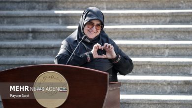 استقبال کیهان از انتقاد روزنامه هم میهن نسبت به فاطمه مهاجرانی/ خانم سخنگو! شما استندآپ کمدین نیستید