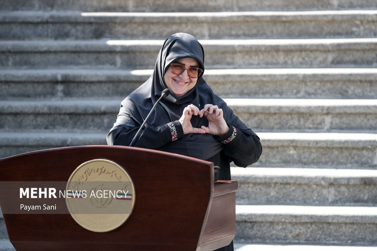 استقبال کیهان از انتقاد روزنامه هم میهن نسبت به فاطمه مهاجرانی/ خانم سخنگو! شما استندآپ کمدین نیستید