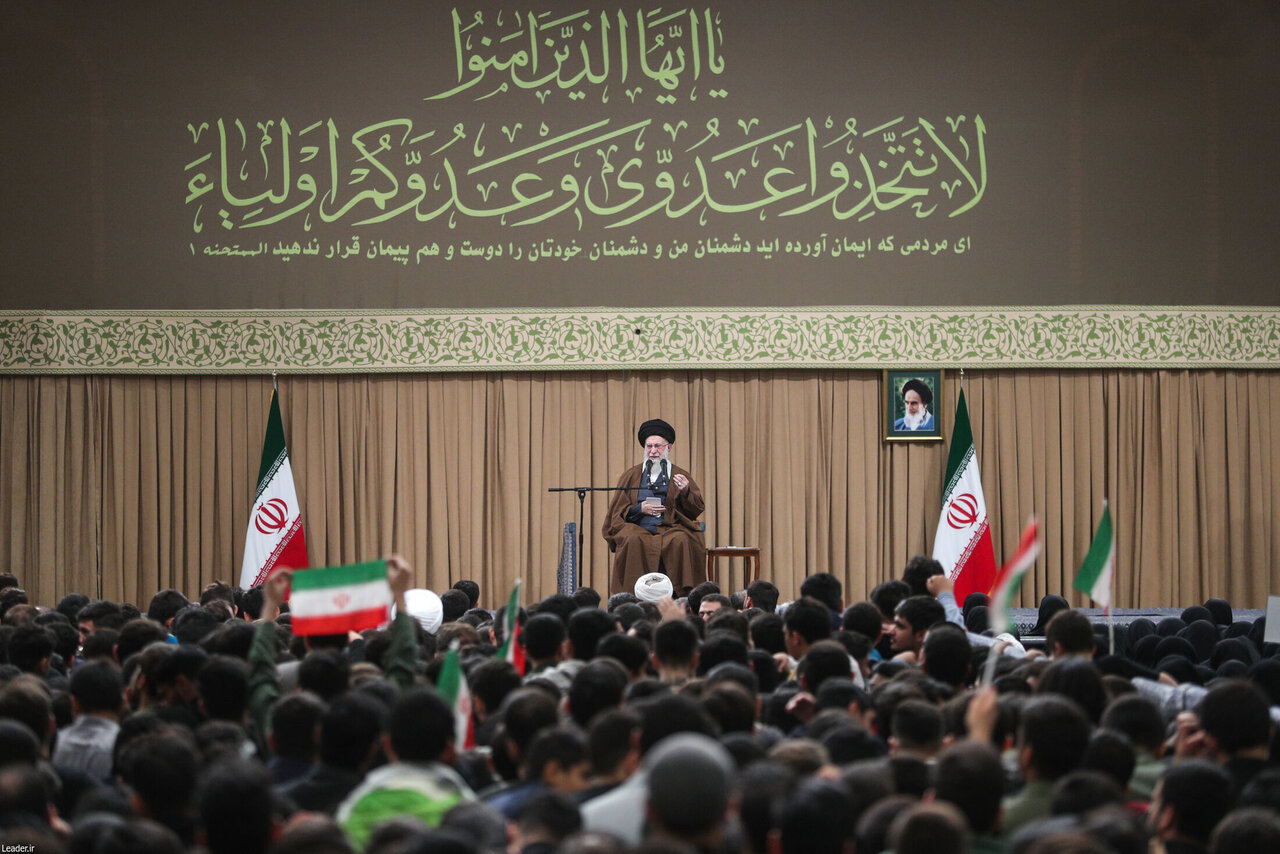 ایران قوی؛ تنها راهحل مشکلات رهبر انقلاب: اختلاف جمهوری اسلامی و آمریکا، ذاتی است و نه تاکتیکی/ ۱۳ آبان روز افتخار و پیروزی است؛ این روز نباید از حافظه ملی پاک شود