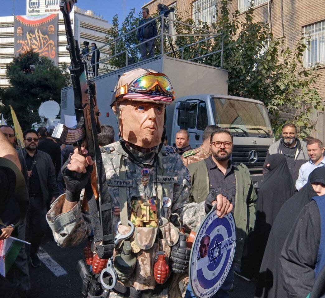 حضور ترامپ با لباس نظامی / ترامپ و نتانیاهو دادگاهی شدند/ قاب‌هایی از حاشیه راهپیمایی ۱۳ آبان