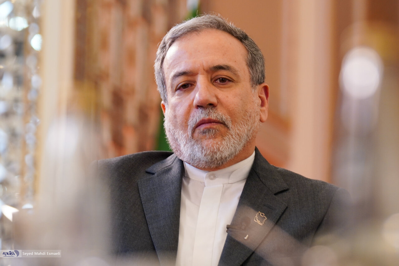 رحیم پور مطرح کرد؛ چرا عراقچی با آمریکا وارد مذاکرات مستقیم نشد؟/ آیا او اختیار داشت که چنین تصمیمی بگیرد و نگرفت؟