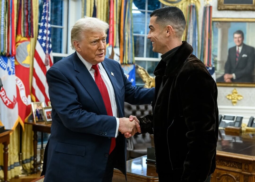 عکس| توضیح ترامپ به رونالدو از بمباران مراکز هسته‌ای ایران با جنگنده‌های B2