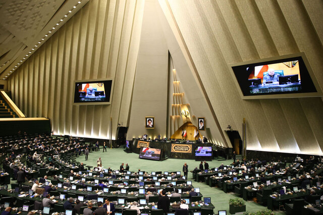 تذکر تند یک نماینده مجلس به وزیر نیرو؛ اگر توان مدیریت ندارید، مجلس آماده است که با احترام خداحافظی کند/ خوش سیما: نیروهای شرکتی تعیین تکلیف شوند