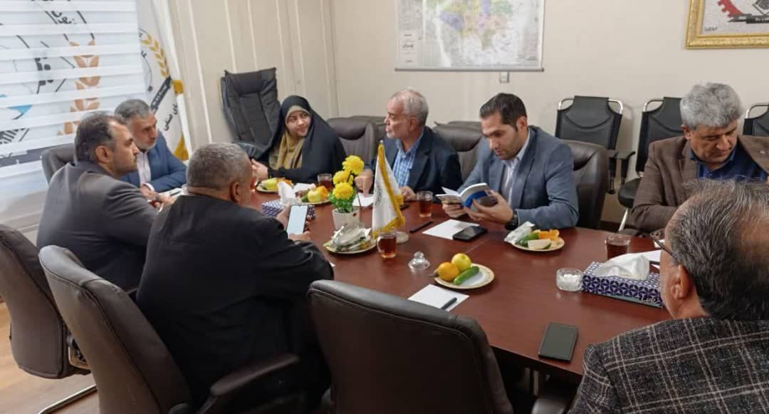 نشست صمیمی دکتر سراج نماینده تهران و عضو کمیسیون اجتماعی مجلس با اعضای کانون عالی انجمنهای صنفی کارگران ایران