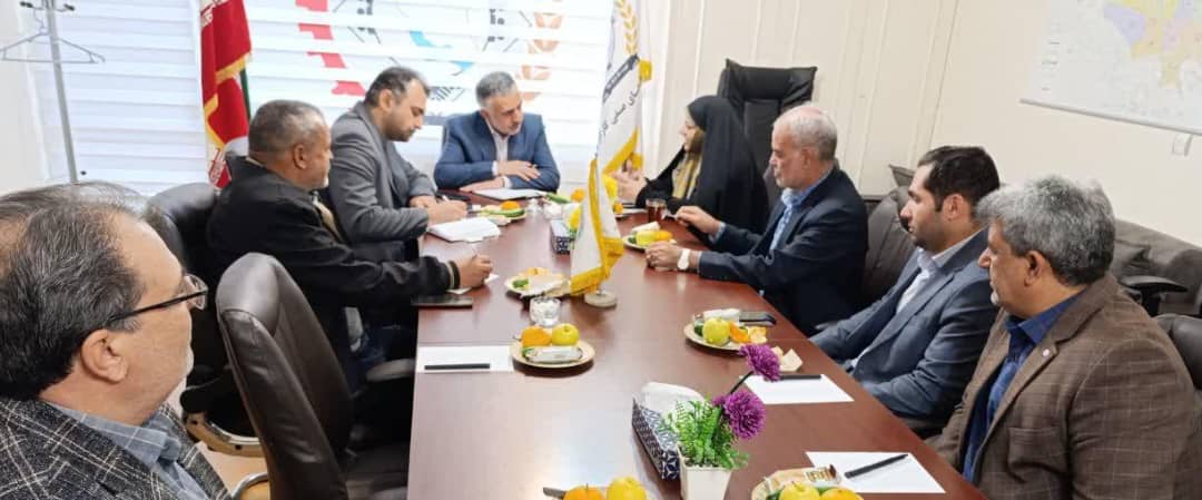 نشست صمیمی دکتر سراج نماینده تهران و عضو کمیسیون اجتماعی مجلس با اعضای کانون عالی انجمن‌های صنفی کارگران ایران