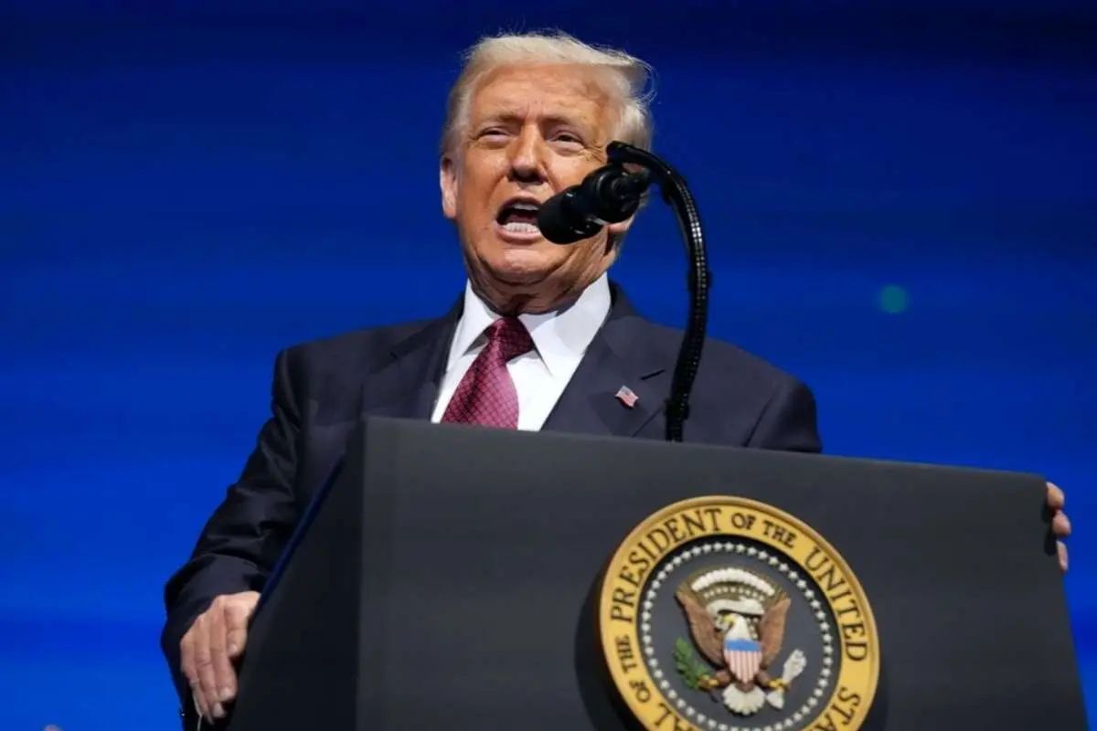 فایننشال تایمز: محبوبیت «ترامپ» در هفتههای اخیر به حدود ۴۲ درصد کاهش یافته که پایینترین سطح در دوره دوم او است/ سال اول ریاست جمهوری وی، با ترکیبی از قدرت اجرایی بیسابقه و اختلافات مردمی همراه بوده/ تورمی که در دوره «بایدن» به ۹ درصد رسید، الان به ۳ درصد کاهش یافته، اما همچنان ادامه دارد