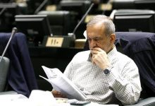 بیانیۀ جمعی از نمایندگان خطاب به رئیس‌جمهور: سیاست‌های غیرقیمتی جایگزین گران‌سازی با شوک قیمتی بنزین شود / ما با تثبیت قیمت طی چندسال موافق نیستیم و تغییر تدریجی قیمت را قبول داریم/ سهمیه باید بر اساس کد ملی تخصیص یابد