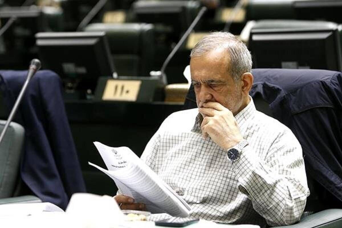 بیانیۀ جمعی از نمایندگان خطاب به رئیس‌جمهور: سیاست‌های غیرقیمتی جایگزین گران‌سازی با شوک قیمتی بنزین شود / ما با تثبیت قیمت طی چندسال موافق نیستیم و تغییر تدریجی قیمت را قبول داریم/ سهمیه باید بر اساس کد ملی تخصیص یابد