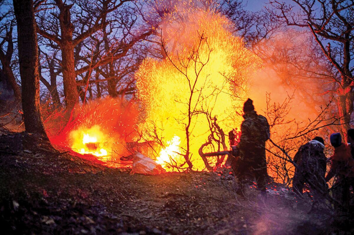 آتش‌سوزی ۲۰ روزه‌ی جنگل الیت؛ هواپیما‌های آب‌پاش ترکیه‌ای وارد ایران شدند / ۵۰۰ نیرو و بالگرد‌ها برای نجات جنگل الیت بسیج شدند / سازمان مدیریت بحران: آتش‌سوزی مهار شده؛ آنچه اکنون در منطقه مشاهده می‌شود، مربوط به برگ‌سوزی و کُنده‌سوزی‌های محدود است / دادستان مازندران: به این نتیجه برسیم که آتش سوزی جنگل الیت عمدی بود با خاطیان برخوردی عبرت آموز انجام خواهد شد