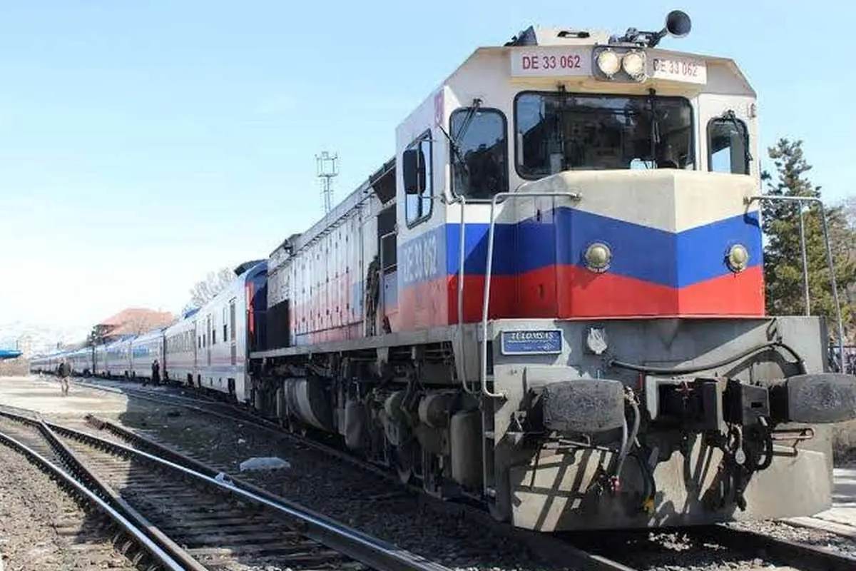 ۱۰ ساعت حبس؛ به مسافران قطار تهران - بندرعباس چه گذشت؟