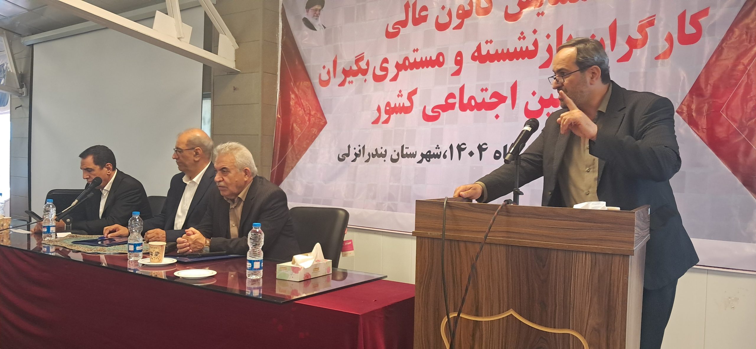 بازنشستگان تامین اجتماعی صدای خود را به گوش مسئولان رساندند؛ شستا، بانک رفاه و بسیج کارگری در جمع بازنشستگان تامین اجتماعی