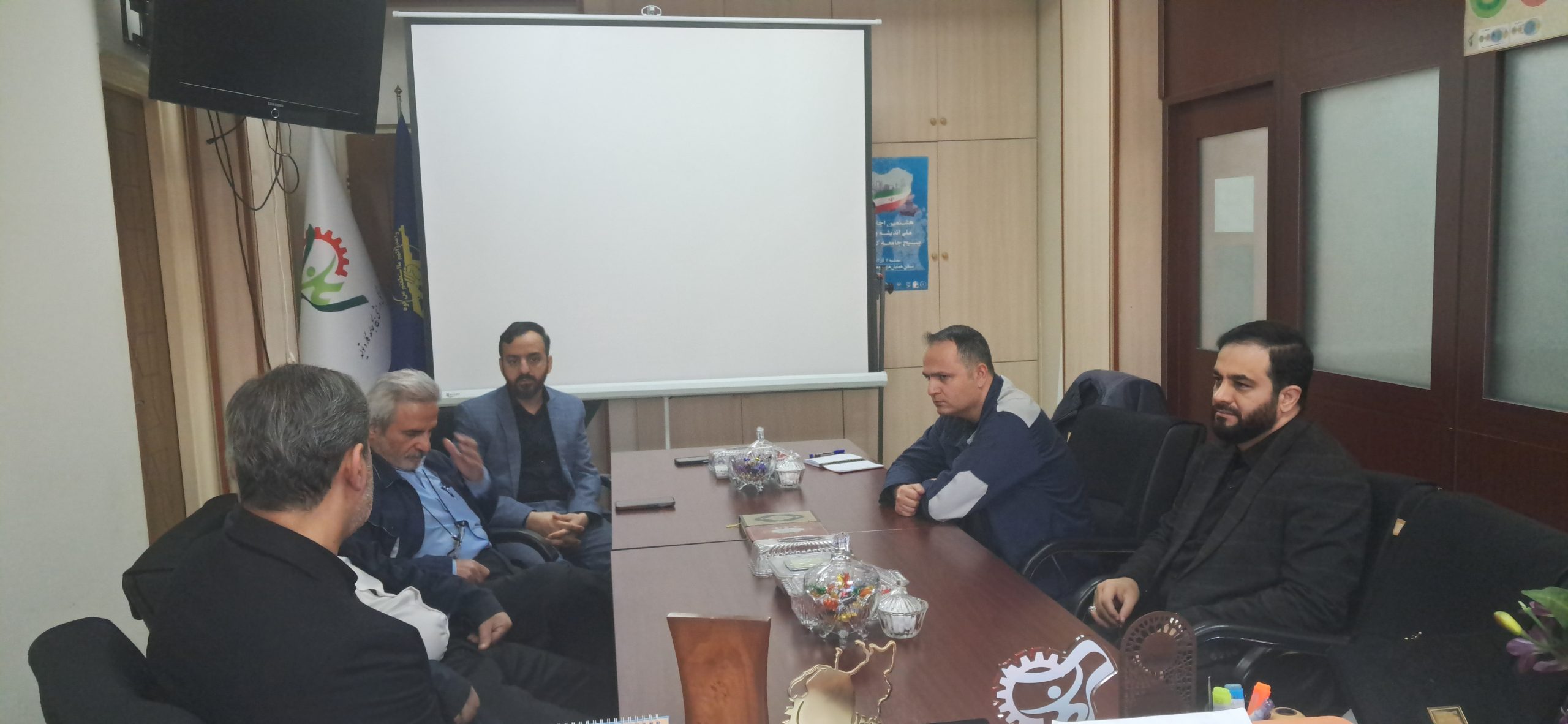 گفتگوی مهم درباره درمان و معیشت کارگران  و بازنشستگان در نشست بسیج کارگری