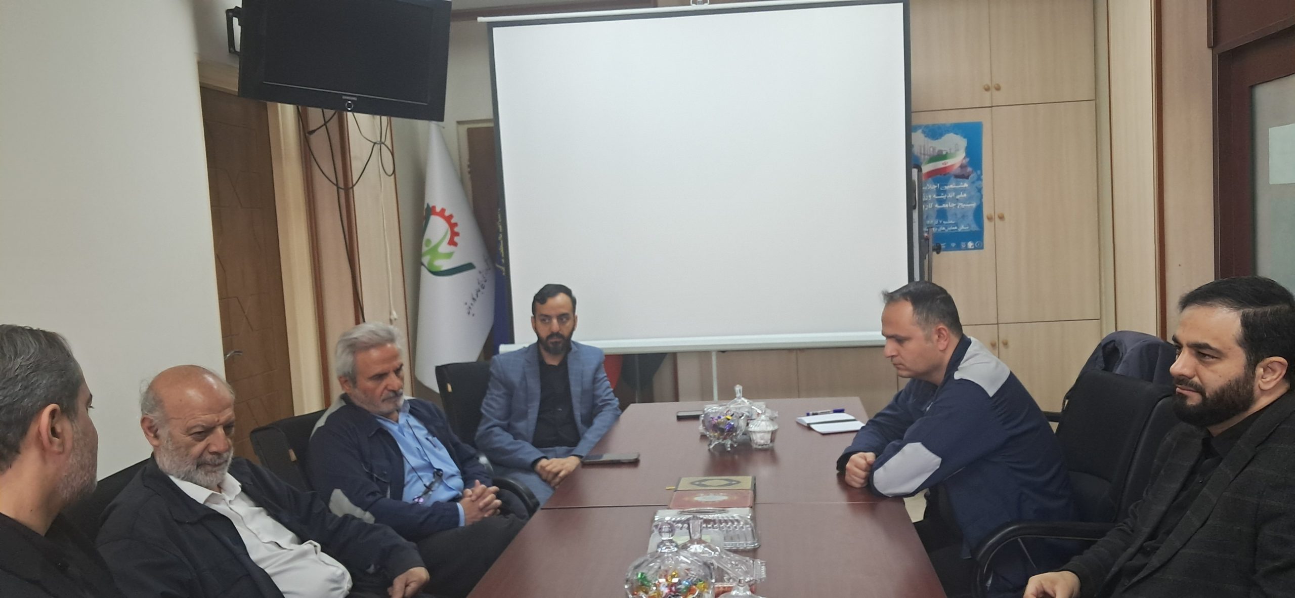 گفتگوی مهم درباره درمان و معیشت کارگران  و بازنشستگان در نشست بسیج کارگری