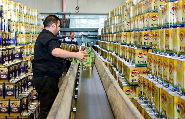 کمبود روغن خام ناشی از تأخیر بی سابقه در پرداخت مطالبات ارزی کارخانجات روغن نباتی است / کارخانه های روغن نباتی یا تعطیل شده اند یا در آستانه تعطیلی قرار دارند