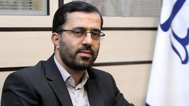 حمله عضو هیئت رئیسه مجلس به دولت/ بجای اظهارنظر درباره عدم ترمیم کابینه، در خصوص قیمت افسارگسیخته ارز و تورم شفاف‌سازی و پاسخ‌گویی کند