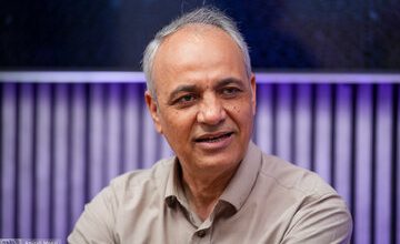 توصیه احمد زیدآبادی به شروین حاجی‌پور: خم به ابرو نیاور/ بازی سیاست در ایران هرگز تمیز نبوده و حالا به نهایت کثافت و بی‌رحمی خود رسیده است!