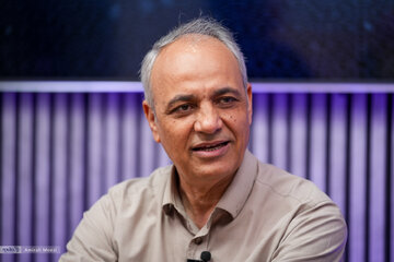 توصیه احمد زیدآبادی به شروین حاجی‌پور: خم به ابرو نیاور/ بازی سیاست در ایران هرگز تمیز نبوده و حالا به نهایت کثافت و بی‌رحمی خود رسیده است!