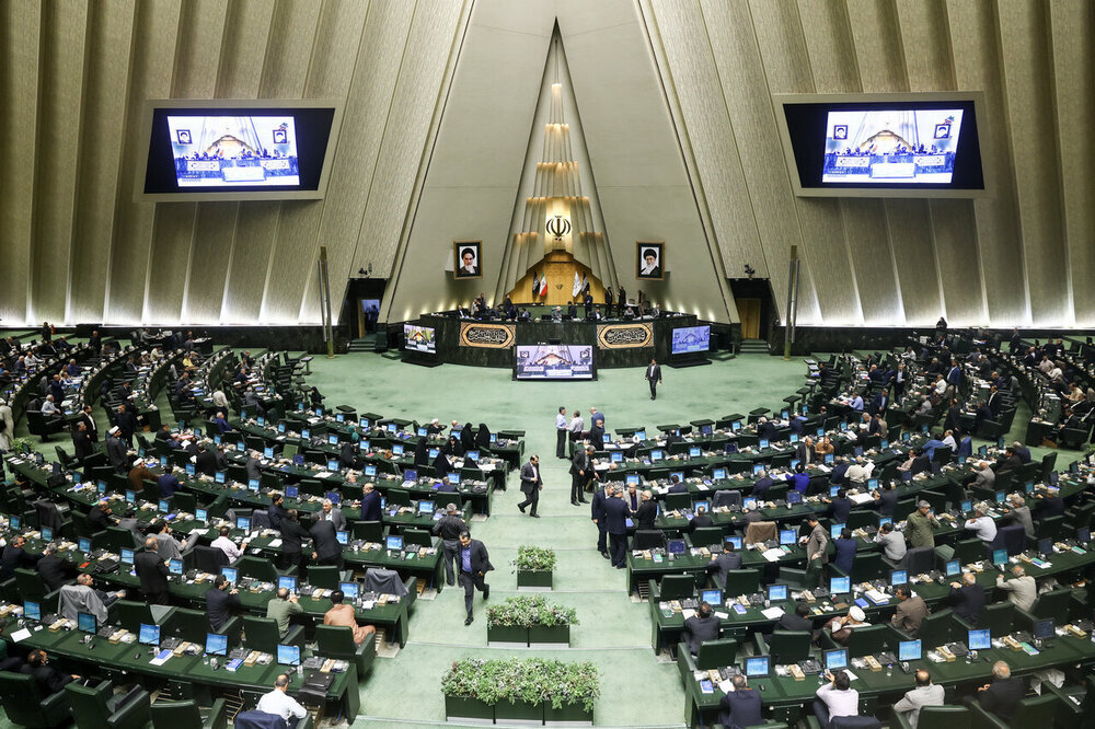 طرح هسته‌ای یک نماینده اعلام وصول شد؛ الزام به افزایش سطح غنی سازی تا سقف ۹۰ درصد و ذخیره‌سازی پنج ساله مورد نیاز کشور