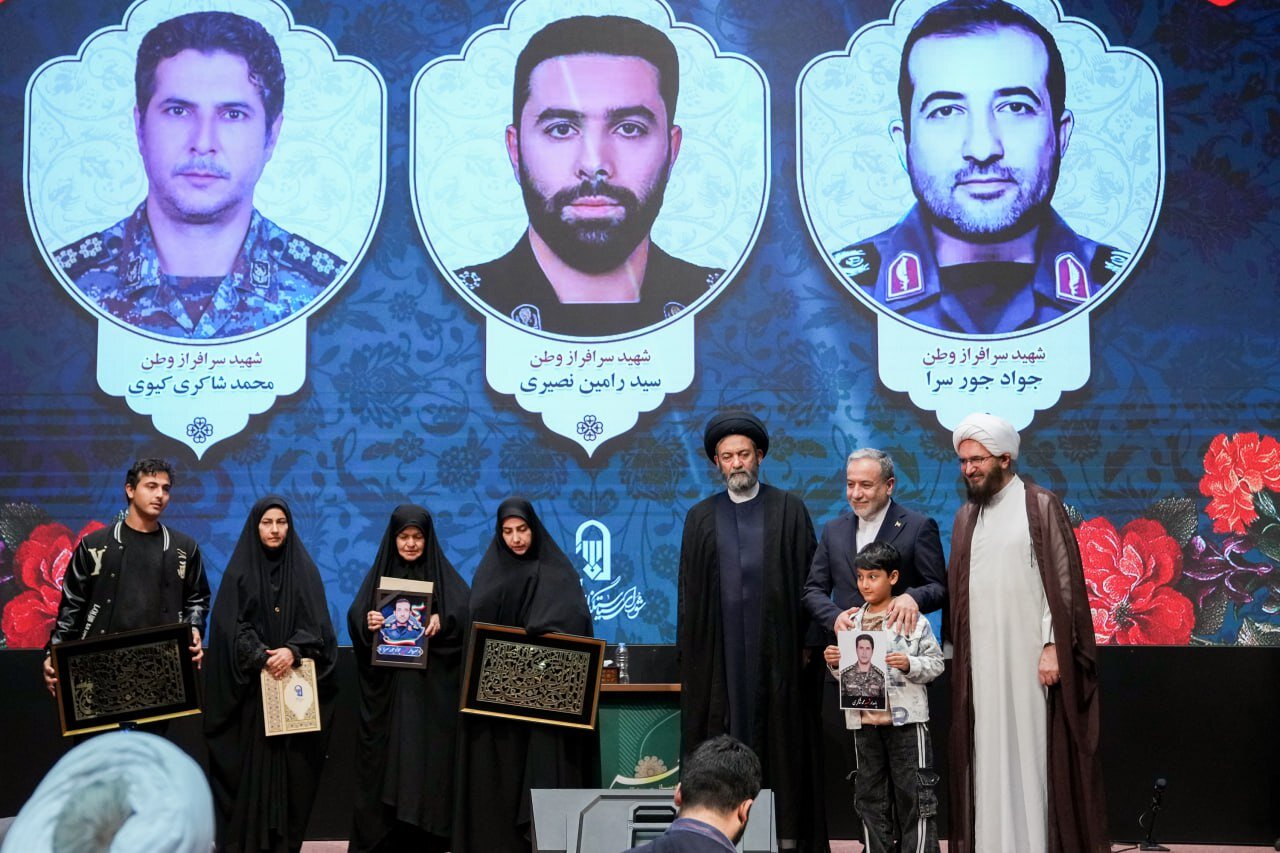 عراقچی در میان ائمه جمعه/ عکس