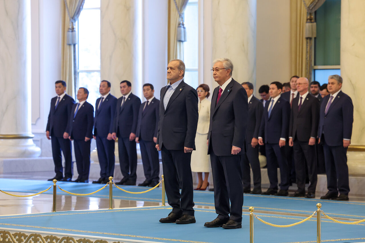 استقبال رسمی از پزشکیان در کاخ ریاست جمهوری قزاقستان+ عکس